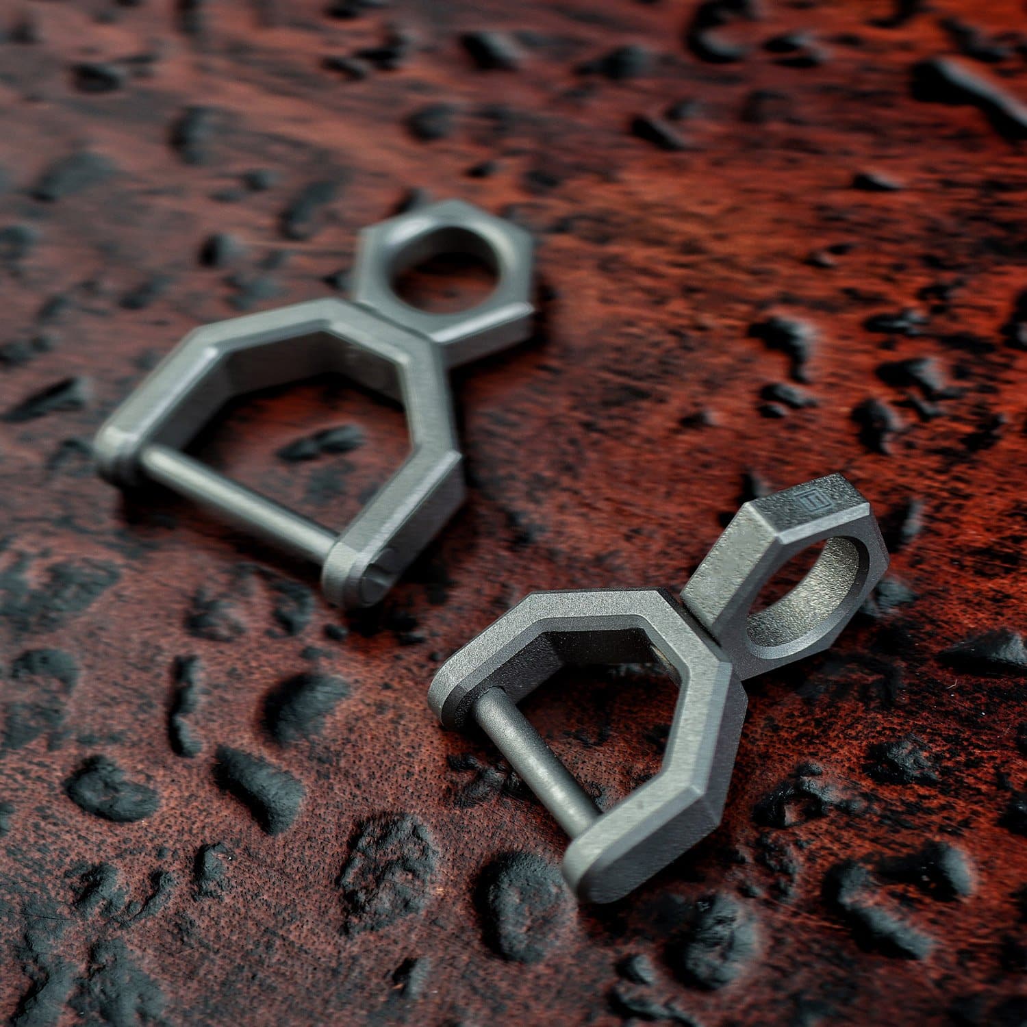 CH5 Titanium rotatory D shape key ring